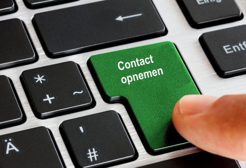 Toetsenbord waar de enter is vervangen voor ''contact opnemen''.