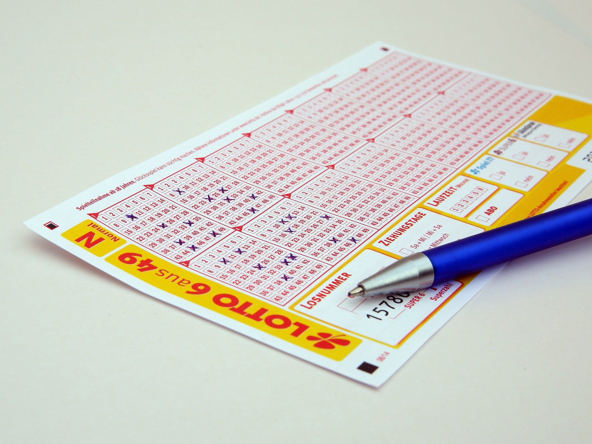 Lottoschein mit Stift.