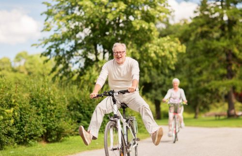 Opa macht Tricks auf seinem Fahrrad.