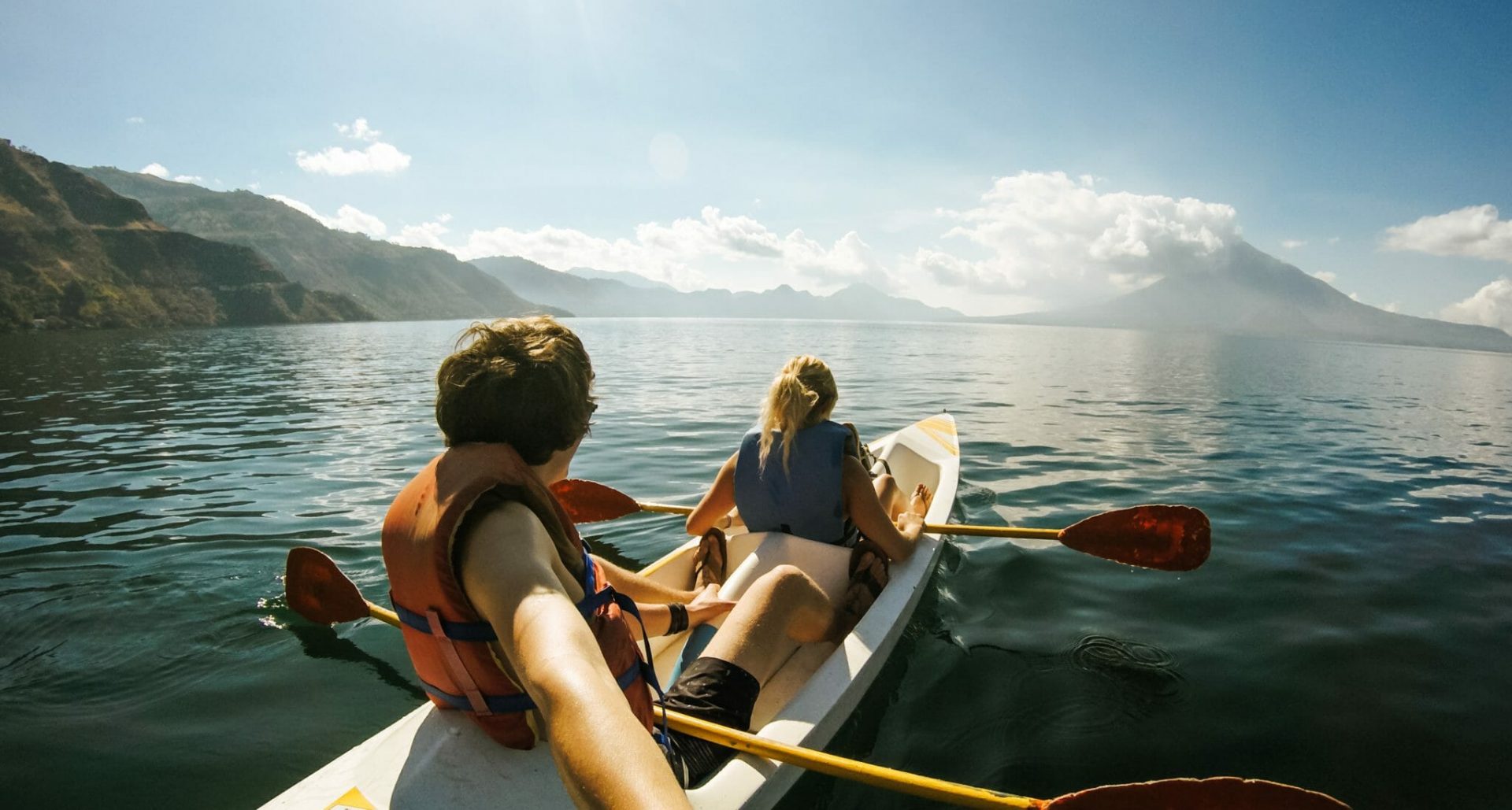 Zwei Personen in einem Kajak auf dem Wasser, eines der schönsten Reisethemen.