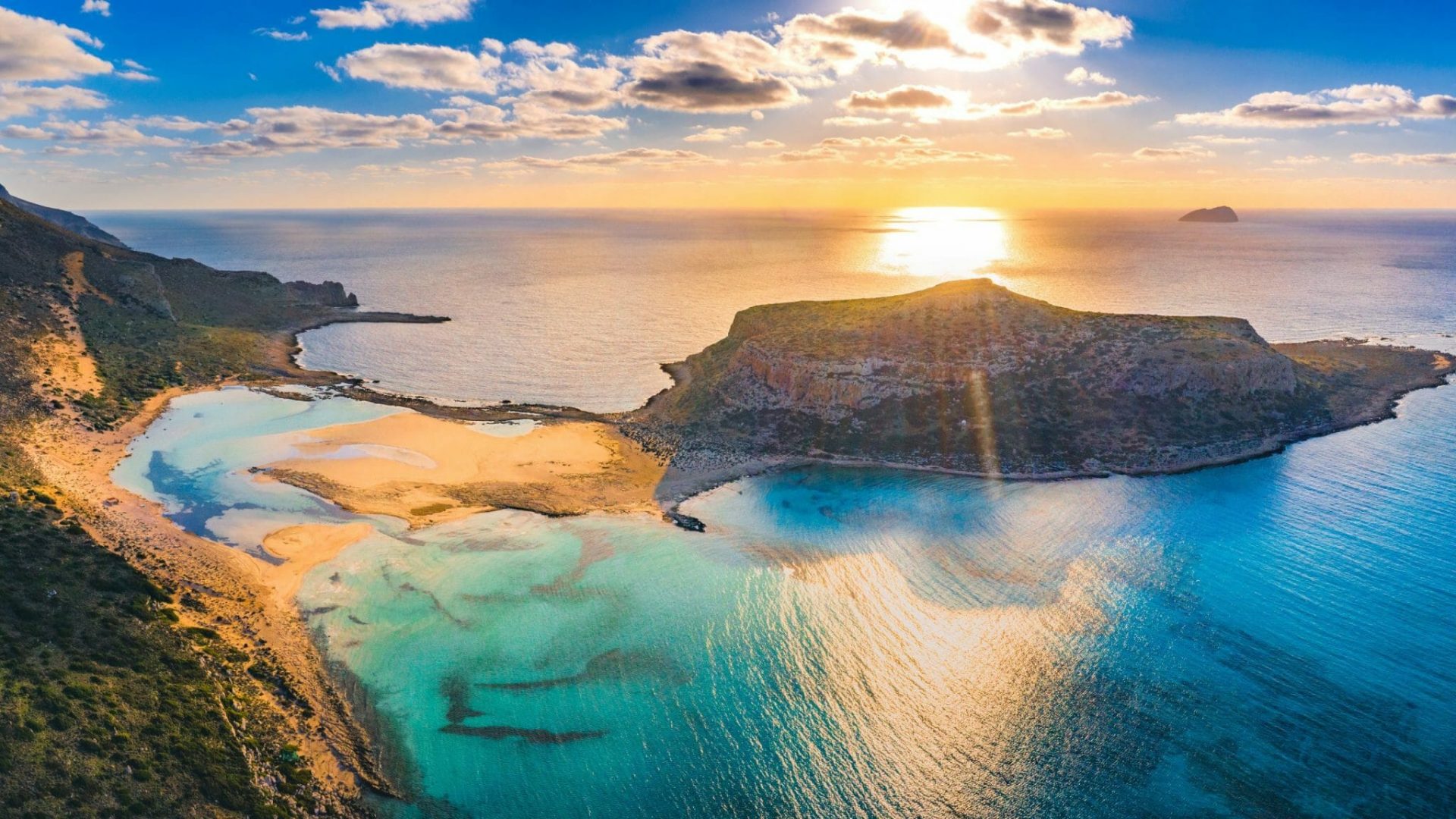 Eine schöne Aussicht auf das Meer und die Inseln, mit der Sonne im Hintergrund.