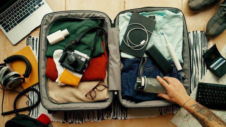Een koffer vol met spullen.